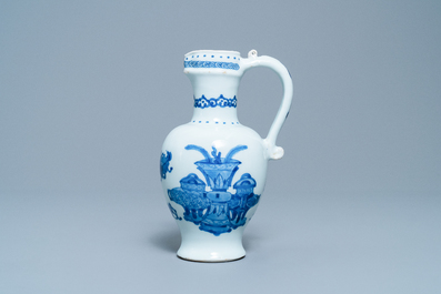 Een Chinese blauw-witte kan met antiquiteiten, Kangxi