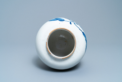 Un pot &agrave; tabac en fa&iuml;ence de Delft en bleu et blanc &agrave; d&eacute;cor d'un indien, 18&egrave;me
