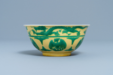 Un bol imp&eacute;rial en porcelaine de Chine en jaune et vert &agrave; d&eacute;cor de dragons et ph&eacute;nix, marque et &eacute;poque de Kangxi