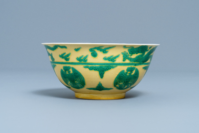 Un bol imp&eacute;rial en porcelaine de Chine en jaune et vert &agrave; d&eacute;cor de dragons et ph&eacute;nix, marque et &eacute;poque de Kangxi