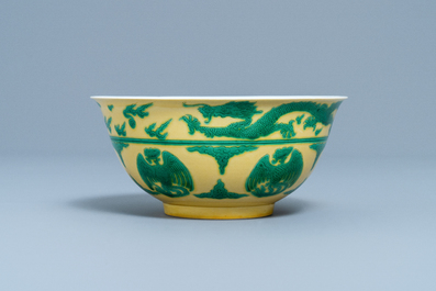 Un bol imp&eacute;rial en porcelaine de Chine en jaune et vert &agrave; d&eacute;cor de dragons et ph&eacute;nix, marque et &eacute;poque de Kangxi