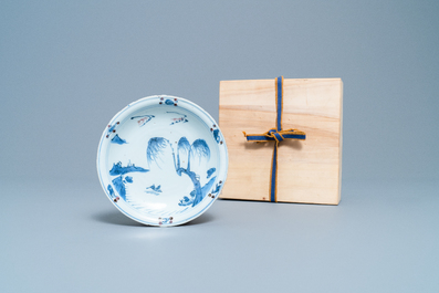 Een Chinees blauw-wit en koperrood bord, Ming