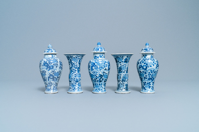 Une garniture de cinq vases en porcelaine de Chine en bleu et blanc, &eacute;pave Vung Tau, Kangxi