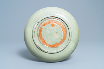 Een Chinese Longquan celadon schotel met onderglazuur decor, Yuan/Ming