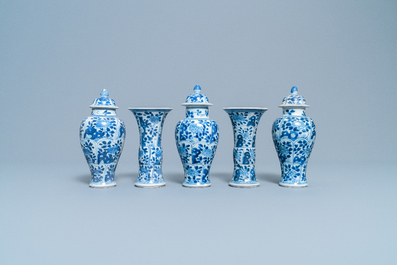 Une garniture de cinq vases en porcelaine de Chine en bleu et blanc, &eacute;pave Vung Tau, Kangxi