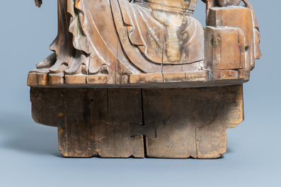 Een Chinese beschilderde houten figuur van Guanyin, Ming