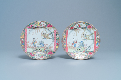 Deux paires d'assiettes en porcelaine de Chine famille rose &agrave; d&eacute;cor de 'La romance de la chambre de l'ouest', Qianlong