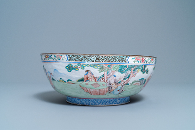 Un grand bol en &eacute;maux de Canton &agrave; d&eacute;cor de lettr&eacute;s, Chine, Yongzheng/Qianlong