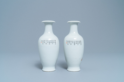 Een paar Chinese vazen met ijzerrood en verguld decor, Qianlong merk, Republiek