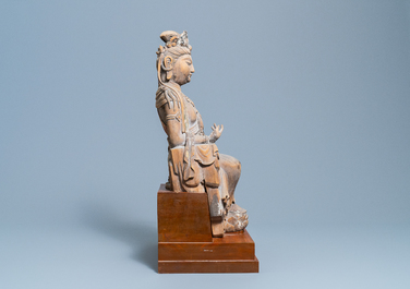 Een Chinese beschilderde houten figuur van Guanyin, Ming