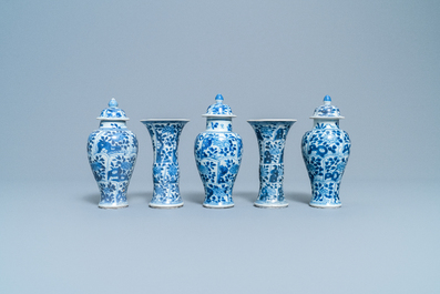 Une garniture de cinq vases en porcelaine de Chine en bleu et blanc, &eacute;pave Vung Tau, Kangxi