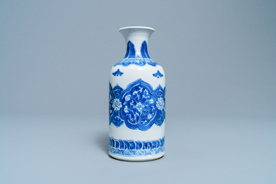 Un vase de forme rouleau en porcelaine de Chine en bleu et blanc, Kangxi