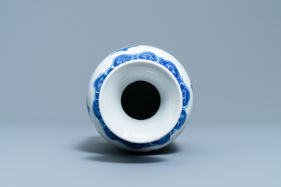 Un vase de forme rouleau en porcelaine de Chine en bleu et blanc, Kangxi