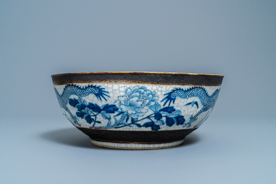 A large Chinese blue and white Nanking crackle-glazed bowl, 19th C.