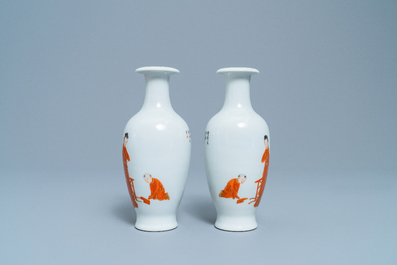 Une paire de vases en porcelaine de Chine, marques de Qianlong, R&eacute;publique