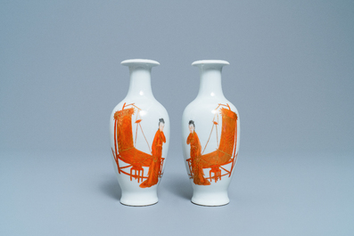 Une paire de vases en porcelaine de Chine, marques de Qianlong, R&eacute;publique
