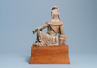 Een Chinese beschilderde houten figuur van Guanyin, Ming