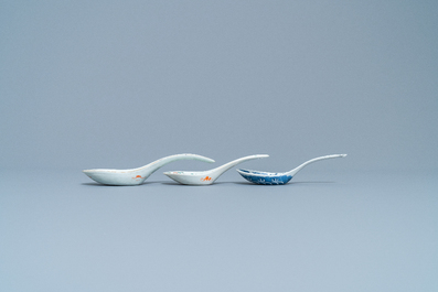 Cinq cuill&egrave;res en porcelaine de Chine en bleu et blanc et famille verte, 19/20&egrave;me