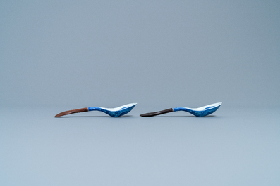 Five Chinese blue and white and polychrome 'dragon' spoons, 19/20th C.