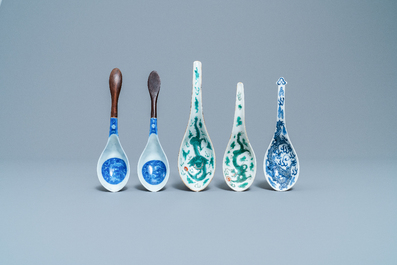 Five Chinese blue and white and polychrome 'dragon' spoons, 19/20th C.