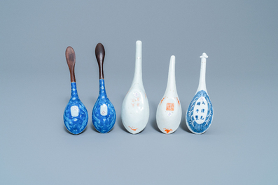 Five Chinese blue and white and polychrome 'dragon' spoons, 19/20th C.