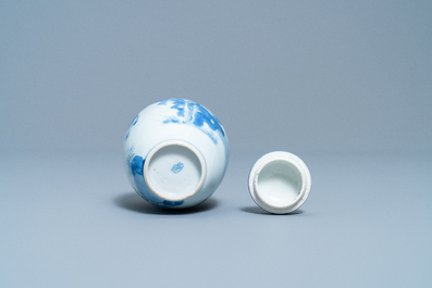 Een Chinese blauw-witte theebus met deksel, Kangxi