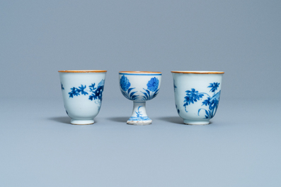 Deux tasses &agrave; vin et un bol sur piedouche en porcelaine de Chine en bleu et blanc, &eacute;poque Transition