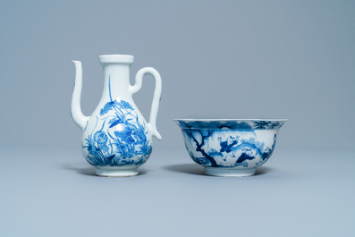 Une verseuse et un bol au tigre en porcelaine de Chine en bleu et blanc, marque et &eacute;poque de Kangxi