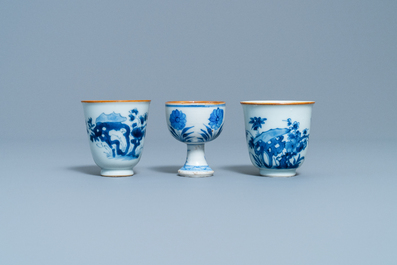 Deux tasses &agrave; vin et un bol sur piedouche en porcelaine de Chine en bleu et blanc, &eacute;poque Transition