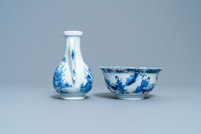 Une verseuse et un bol au tigre en porcelaine de Chine en bleu et blanc, marque et &eacute;poque de Kangxi