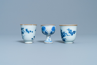 Deux tasses &agrave; vin et un bol sur piedouche en porcelaine de Chine en bleu et blanc, &eacute;poque Transition