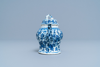 Een Chinese blauw-witte bamboevormige theepot met deksel, Kangxi