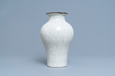 Un vase trilob&eacute; en porcelaine de Chine de type ge, marque de Yongzheng, 19&egrave;me