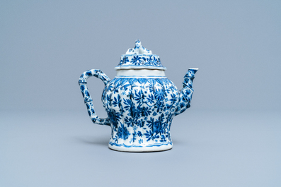 Een Chinese blauw-witte bamboevormige theepot met deksel, Kangxi