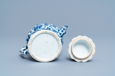 Een Chinese blauw-witte bamboevormige theepot met deksel, Kangxi