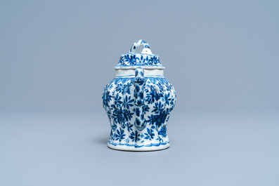 Une th&eacute;i&egrave;re couverte en porcelaine de Chine en bleu et blanc en forme de bambou, Kangxi