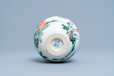 Une petite jardini&egrave;re en porcelaine de Chine famille verte, marque de Chenghua, Kangxi