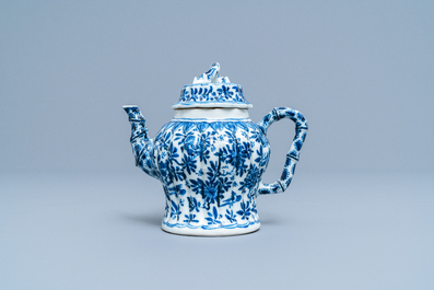 Een Chinese blauw-witte bamboevormige theepot met deksel, Kangxi