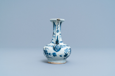 Une verseuse en porcelaine de Chine en bleu et blanc, Ming