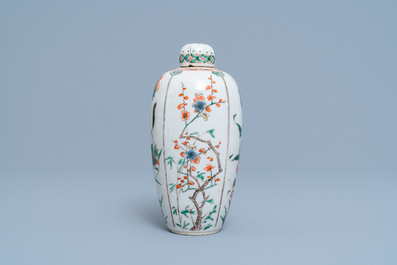 Un pot couvert et une assiette en porcelaine de Chine famille verte, Kangxi