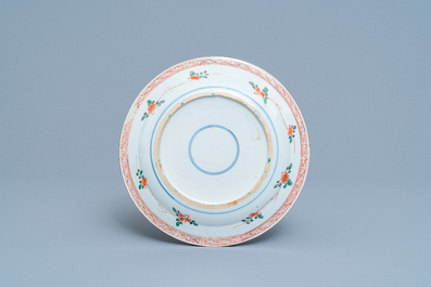 Un pot couvert et une assiette en porcelaine de Chine famille verte, Kangxi