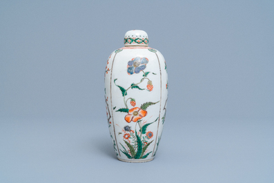 Un pot couvert et une assiette en porcelaine de Chine famille verte, Kangxi