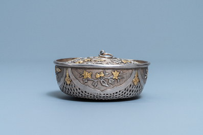 Een Chinese deels vergulde zilveren krekeldoos, Qianlong