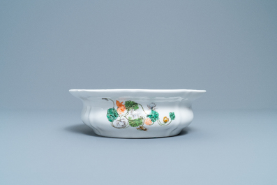 A rare KPM porcelain basin with Cantonese famille verte painting, China and Germany, 19th C.