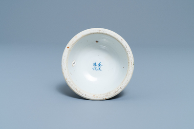 Un bougeoir en porcelaine de Chine 'Bleu de Hue' pour le Vietnam, 19&egrave;me