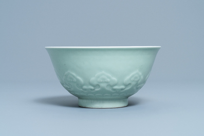 Een Chinese monochrome celadon kom met onderglazuur decor, Qianlong merk, 19e eeuw