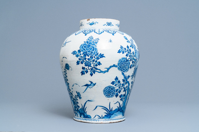 Een grote blauw-witte Delftse vaas met chinoiserie decor van vogels bij bloesemtakken, 18e eeuw