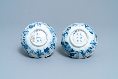 Een paar Chinese blauw-witte geribde kommen met Lange Lijzen, Chenghua merk, Kangxi