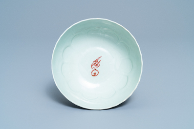 Een Chinese kom met koperrood drakendecor op celadon fondkleur, Kangxi
