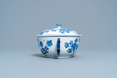 Een Chinese blauw-witte dekselkom met floraal decor, Kangxi